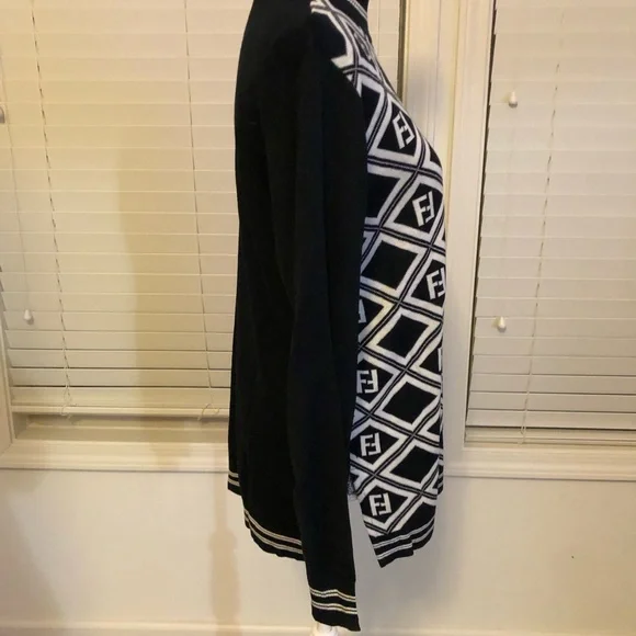 Vintage 1994 Fendi sweater in black and white - Picture 4 of 12